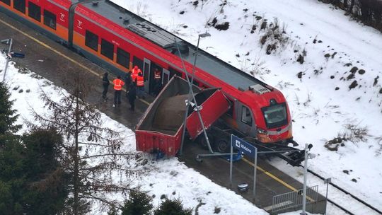 🚆🚛 Zderzenie pociągu z ciężarówką w Widzinie. Kierowca wyskoczył z kabiny ⚠️