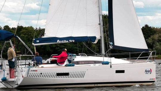 Żeglowanie Po Mazurach Jachtem Antila 33: Odkryj Magiczne Mazurskie Jeziora W Komfortowej Przestrzeniu