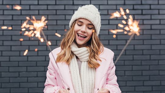 Zimne ognie –  z czego są zrobione i jak bezpiecznie się z nimi obchodzić?