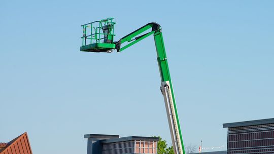 Zwyżka samojezdna – jak wybrać odpowiedni model do pracy na wysokości?